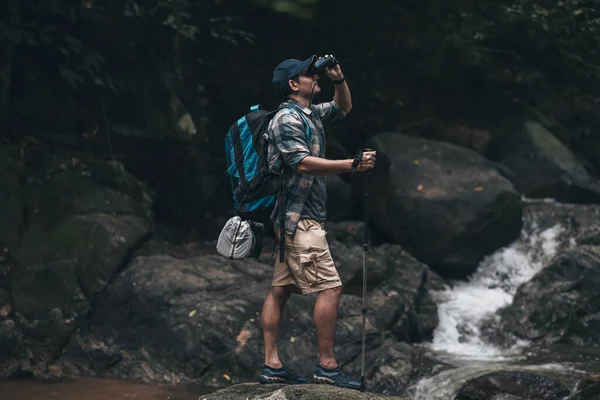 Los Excursionistas Paran Roca Usan Binoculares Para Ver Animales Ver — Foto de Stock