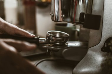 Kahve makinesiyle kahve dükkanında dipsiz filtre kullanın. Kahve makinesi konsepti.