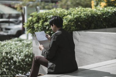Şirketten kovulan ya da istifa eden çalışanlar iş başvuru formu hazırlıyorlar. İşsiz, işe alımlı, iş bırakma konsepti.
