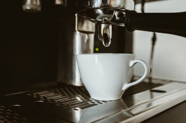 Kahve tezgahında espresso makinesi taze demlenmiş kahve ikram ediyor. Kahve makinesi konsepti.