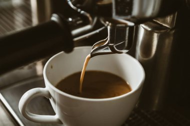 Kahve tezgahında espresso makinesi taze demlenmiş kahve ikram ediyor. Kahve makinesi konsepti.
