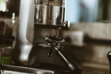  Kahve dükkanında öğütücü makineli dipsiz bir filtre. Kahve makinesi konsepti.