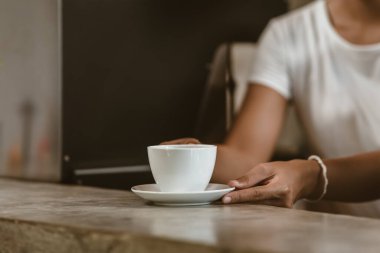 Barista kahve dükkanında müşteriye kahve servisi yapıyor..