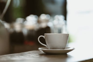 Kahve dükkanında barın üstünde kahve fincanı..