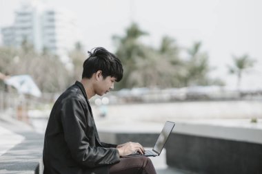 Çalışanlar şirketten kovuldu ya da istifa etti iş bulmak için dizüstü bilgisayar kullandı, görüşme ayarladı