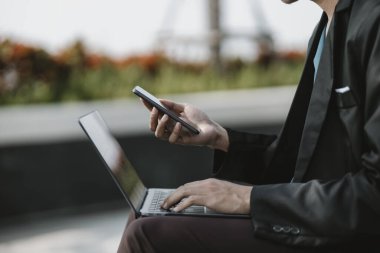 Şirketten kovulan veya istifa eden çalışanlar iş bulmak ve görüşme ayarlamak için cep telefonlarını kullanıyorlar