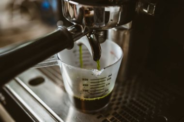 Kahveci kafede kahve yapmak için dipsiz iskele filtresi seçiyor. Kahve makinesi konsepti.