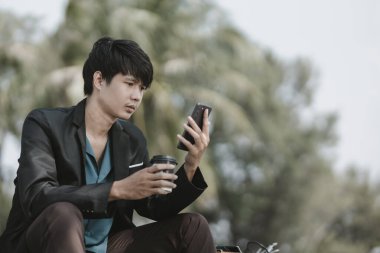 Çalışanların işten çıkarılması veya istifa etmesi iş aramak için cep telefonlarını kullanıyor