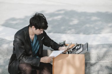 Şirketten kovulan ya da istifa eden çalışanlar iş başvuru formu hazırlıyorlar. İşsiz, işe alımlı, iş bırakma konsepti.