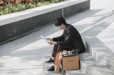 Şirketten kovulan ya da istifa eden çalışanlar iş başvuru formu hazırlıyorlar. İşsiz, işe alımlı, iş bırakma konsepti.