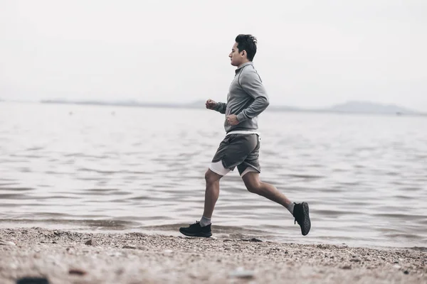 Здоровий Спосіб Життя Молодий Фітнес Чоловік Бігає Приморському Пляжі Тренування — стокове фото