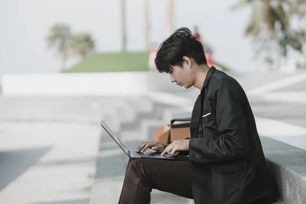 Alkalmazottak Kirúgták Vagy Kiléptek Cégtől Laptopot Használnak Hogy Munkát Találjanak — Stock Fotó