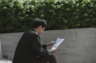 Şirketten kovulan ya da istifa eden çalışanlar iş başvuru formu hazırlıyorlar. İşsiz, işe alımlı, iş bırakma konsepti.