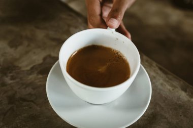 Barista kahve dükkanında müşteriye kahve servisi yapıyor..