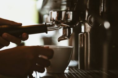 Kahve tezgahında espresso makinesi taze demlenmiş kahve ikram ediyor. Kahve makinesi konsepti.