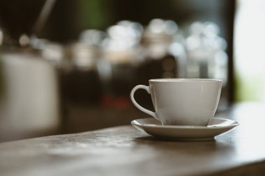 Kahve dükkanında barın üstünde kahve fincanı..