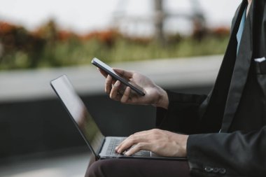 Şirketten kovulan veya istifa eden çalışanlar iş bulmak ve görüşme ayarlamak için cep telefonlarını kullanıyorlar