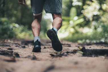 Ormanı yöneten sağlıklı yaşam tarzı genç bir fitness adamı. Açık hava sporu, sağlıklı yaşam tarzı konsepti.