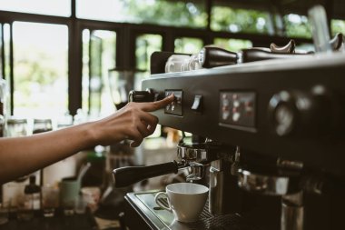 Kahve tezgahında espresso makinesi taze demlenmiş kahve ikram ediyor. Kahve makinesi konsepti.