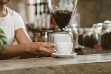 Barista kahve dükkanında müşteriye kahve servisi yapıyor..