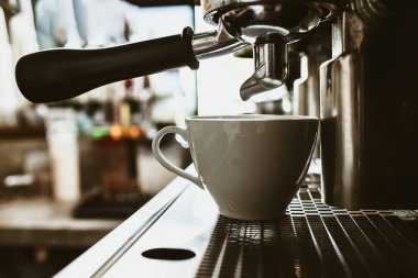 Kahve tezgahında espresso makinesi taze demlenmiş kahve ikram ediyor. Kahve makinesi konsepti.