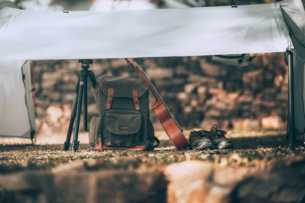 Kamp Malzemeleri Çantalar Ayakkabılar Ukulele Sabahları Çadırda Tripod Nesne Kampı — Stok fotoğraf