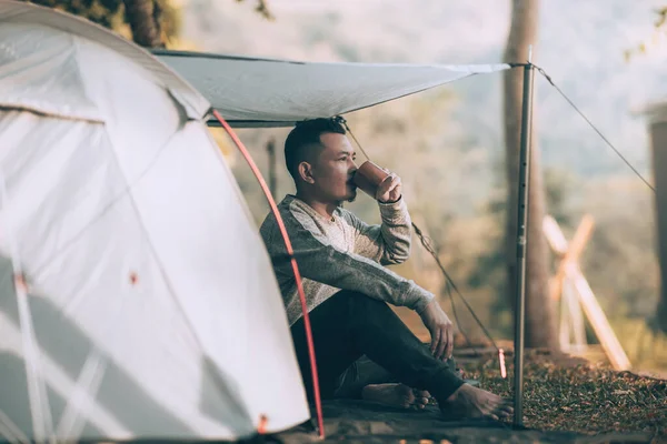 Hombre Jugando Tomar Café Por Mañana Durante Viaje Campamento Bosque — Foto de Stock