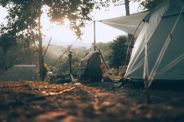 Kamp Malzemeleri Çantalar Ayakkabılar Ukulele Sabahları Çadırın Yanında Tripod Nesne — Stok fotoğraf