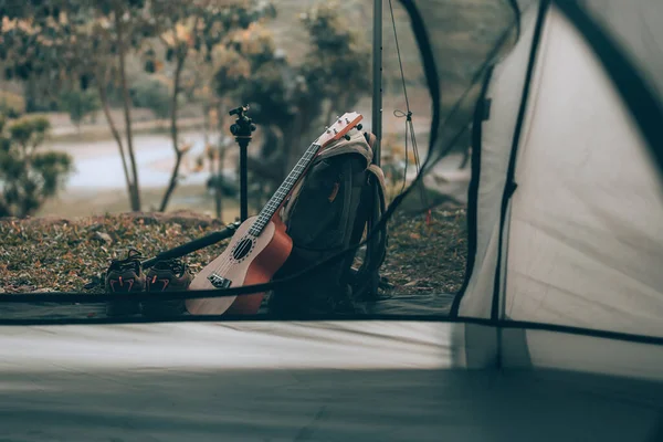 露营设备 三脚架在帐篷旁边的早晨 目标营 旅行和职业概念 — 图库照片