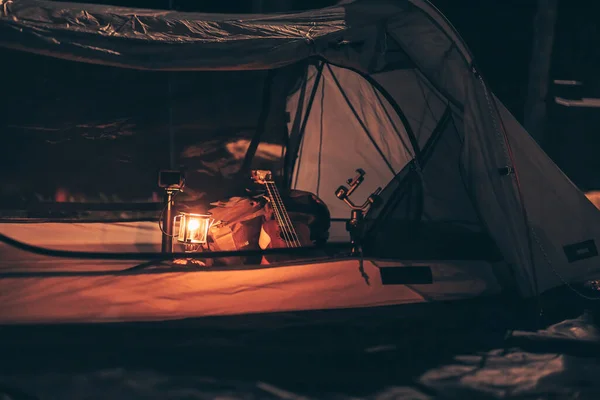 Geceleri Çadırın Zemininde Bir Gaz Lambası Yanında Ukulele Ayakkabı Olan — Stok fotoğraf