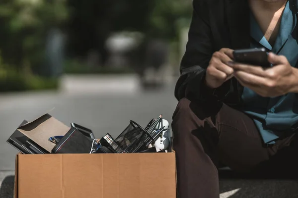 Funcionários Demitidos Demitidos Empresa Estão Usando Seus Telefones Celulares Para — Fotografia de Stock