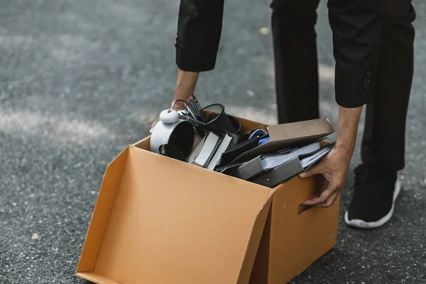 同社から解雇または退職したビジネスマンは 新しい仕事を探して通りに箱を運んでいます 仕事の概念の廃止 — ストック写真
