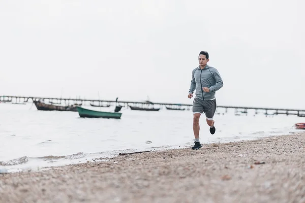 健康的生活方式年轻健康的男人在海滨海滩跑步 户外运动 健康生活方式概念 — 图库照片