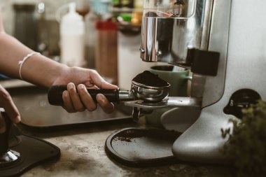 Kahve makinesiyle kahve dükkanında dipsiz filtre kullanın. Kahve makinesi konsepti.