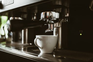 Kahve tezgahında espresso makinesi taze demlenmiş kahve ikram ediyor. Kahve makinesi konsepti.