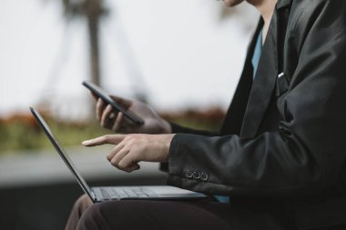 Çalışanlar işten çıkarıldı ya da istifa etti. İş bulmak için dizüstü bilgisayarı kullandılar.