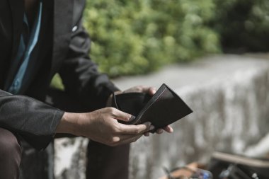 Çalışanlar işten çıkarıldı ya da istifa etti. Cüzdanlarını açıyorlar ama paraları yok. İşsiz, işe alımlı, iş bırakma konsepti.