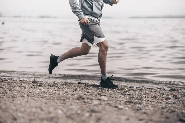 健康的生活方式年轻健康的男人在海滨海滩跑步 户外运动 健康生活方式概念 — 图库照片