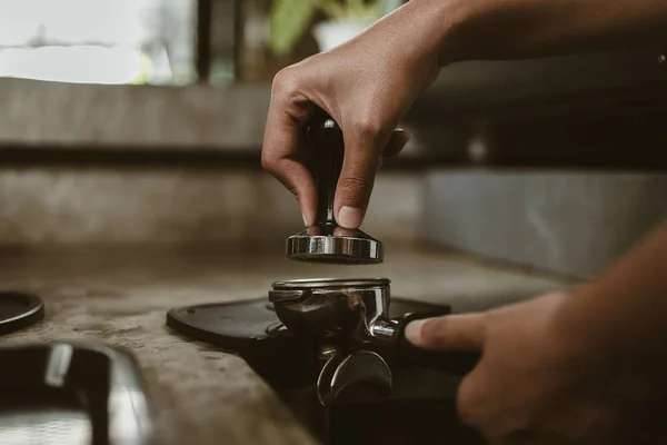Barista Usando Manipulador Para Presionar Café Molido Portafilter Cafetera Concepto — Foto de Stock