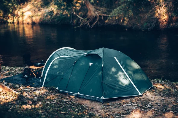 森林中的草地上有绿色的帐篷 后面的景色是早上的山 旅行和假日概念 — 图库照片