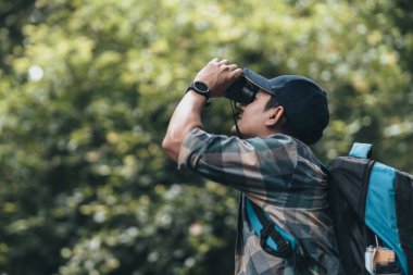 Sırt çantalı yürüyüşçüler ormanda çekim yaparken kamera kullanırlar. yürüyüş ve macera konsepti.