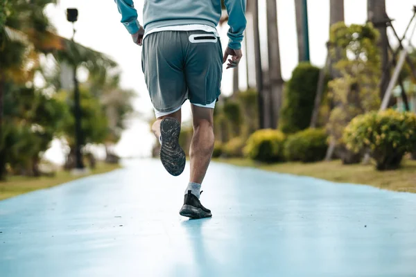 健康的生活方式年轻健康的男人在公园里跑步 户外运动 健康生活方式概念 — 图库照片