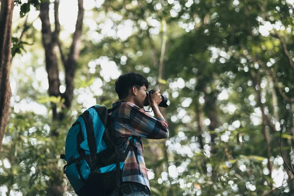 Туристи Рюкзаками Використовують Камеру Зйомок Пейзажу Лісі Концепція Пішохідних Пригод — стокове фото