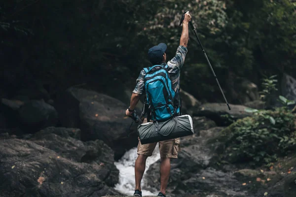 Sırt çantalı yürüyüşçüler ormanda çekim yaparken kamera kullanırlar. yürüyüş ve macera konsepti.