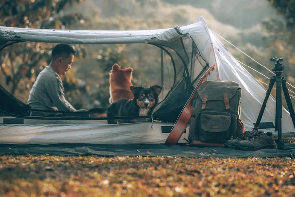 Hombre Tomar Café Relajarse Con Perro Por Mañana Durante Viaje — Foto de Stock