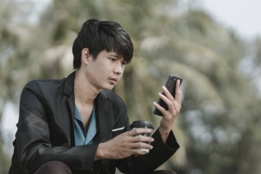 Çalışanların işten çıkarılması veya istifa etmesi iş aramak için cep telefonlarını kullanıyor