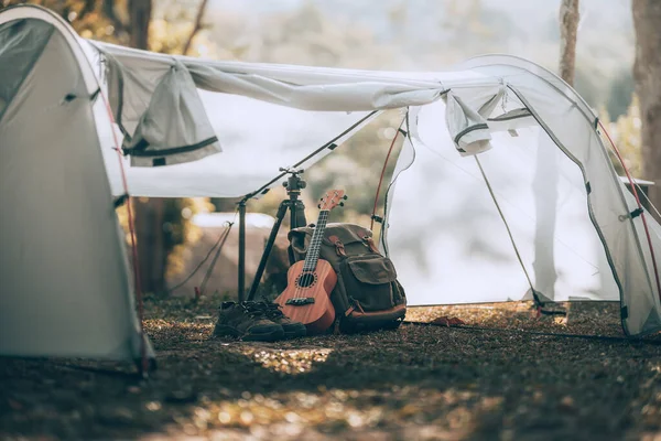 Kamp Malzemeleri Çantalar Ayakkabılar Ukulele Sabahları Çadırda Tripod Nesne Kampı — Stok fotoğraf