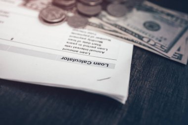 Para yığını para ve para faturası. Borç belgelerinde büyüyen para tasarrufu için, tasarruf planı için. İş ve finans kavramı.