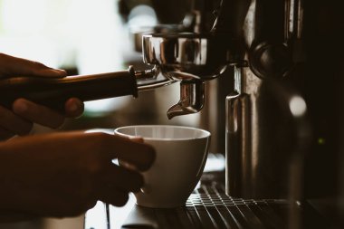 Kahve tezgahında espresso makinesi taze demlenmiş kahve ikram ediyor. Kahve makinesi konsepti.