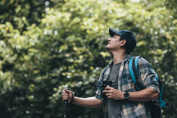 등산객들은 쌍안경을 사용하여 동물을 배낭으로 풍경을 모험의 — 스톡 사진